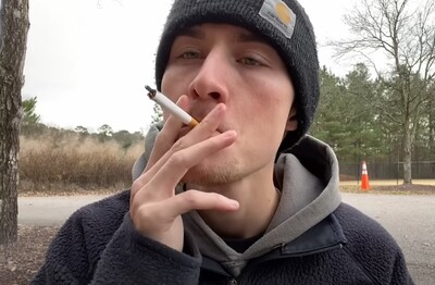 Лечение зависимости от табакокурения в Дивноморском Мужчина с сигаретой делает затяжку